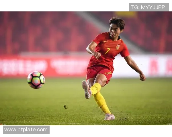 球星风采尽在镜头下 足球场外的时尚瞬间与生活点滴分享